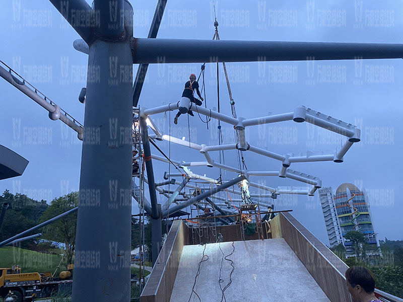 樂清鐵定溜溜樂園膜結構工程商業(yè)街網(wǎng)殼吊裝中