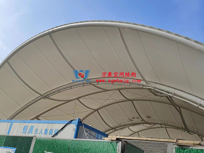 寧波諾丁漢大學(xué)室外運動場地改擴(kuò)建項目膜結(jié)構(gòu)工程膜結(jié)構(gòu)安裝中