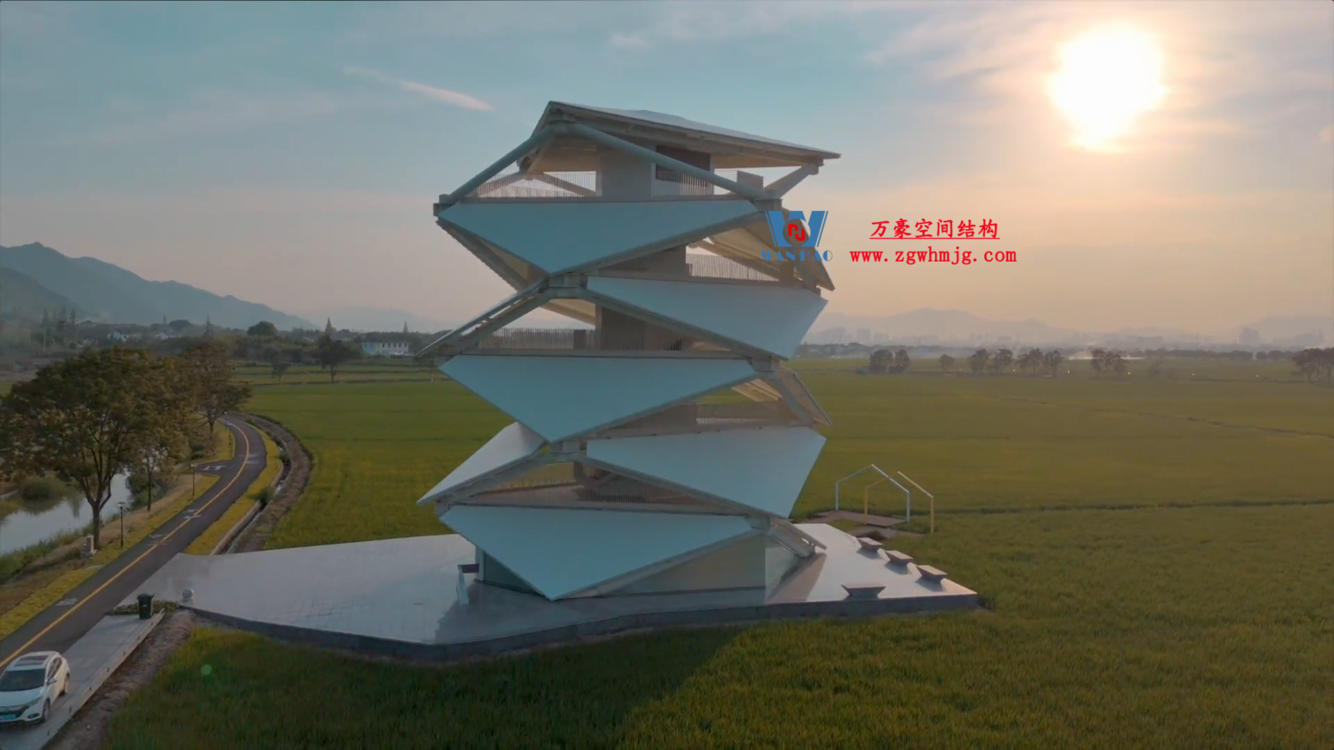 愜意的生活，像風(fēng)，像云，肆意的揮灑在田間風(fēng)景之中！