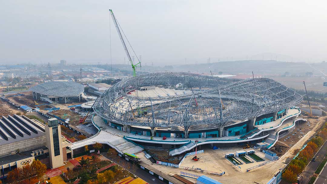 山東蓬萊體育場二次鋼構(gòu)首吊成功：工程建設(shè)新里程碑