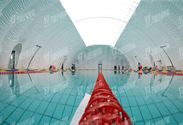 充氣膜游泳館好用嗎？充氣膜結(jié)構(gòu)游泳館有哪些優(yōu)點特點？